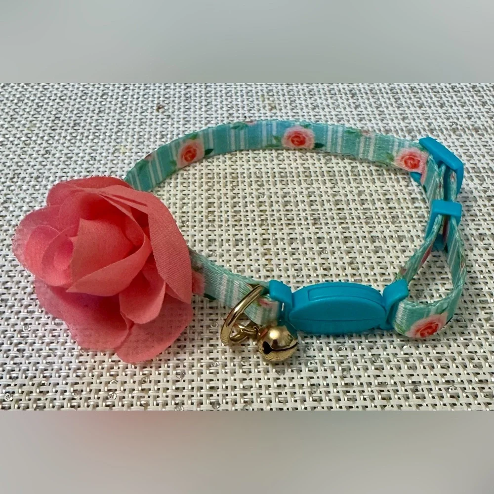 This floral collar is decorated with a rose and is suitable for small dogs and